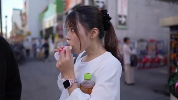 Jovem Casal Japonês Casa Dos Anos Comendo Kebabs Nagoya City — Vídeo de Stock