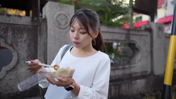 Egy Húszas Éveikben Járó Fiatal Japán Házaspár Takoyakit Eszik Nagoya — Stock videók