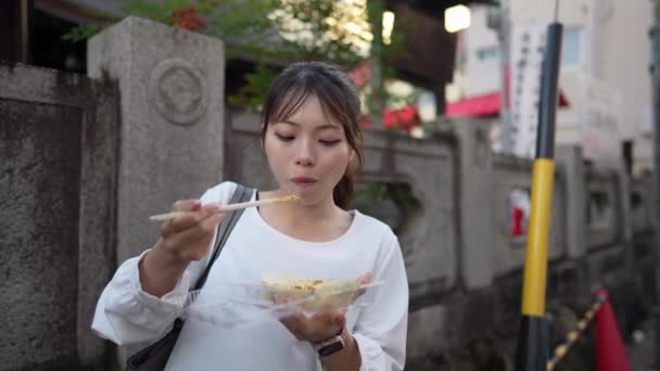 Młoda Japońska Para Dwudziestce Jedząca Takoyaki Nagoya City Prefekturze Aichi — Wideo stockowe