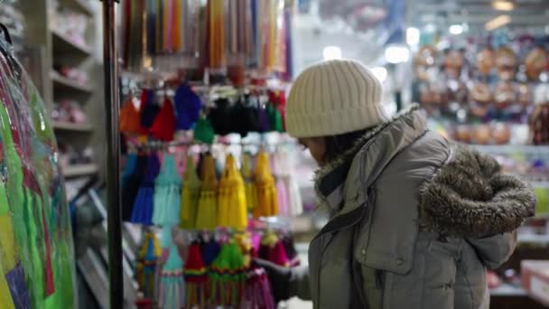 韓国のソウルで伝統的な市場を歩いている20代のフィリピン人女性のスローモーションビデオ — ストック動画