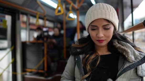 Медленное Видео Женщина Филиппинка Возрасте Лет Едет Автобусе Городском Районе — стоковое видео