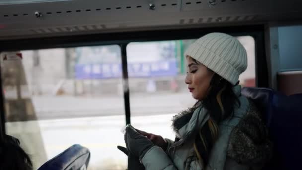 寒い冬の日に韓国のソウルの都市部でバスに乗っている20代のフィリピン人女性のスローモーションビデオ — ストック動画