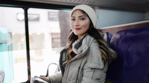 Vídeo Cámara Lenta Una Mujer Filipina Unos Años Montada Autobús — Vídeos de Stock