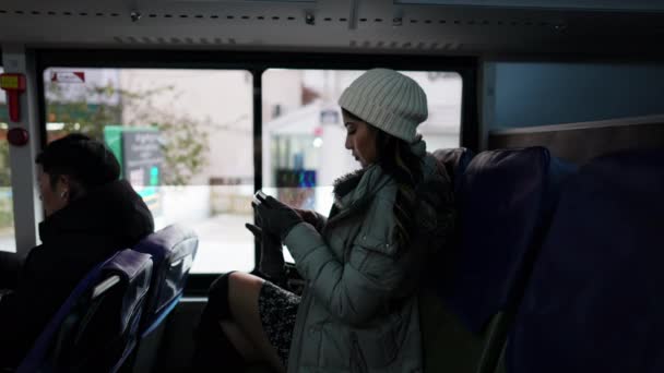 Filmik Filipińską Kobietą Dwudziestce Jadącą Autobusem Mieście Seulu Korei Południowej — Wideo stockowe