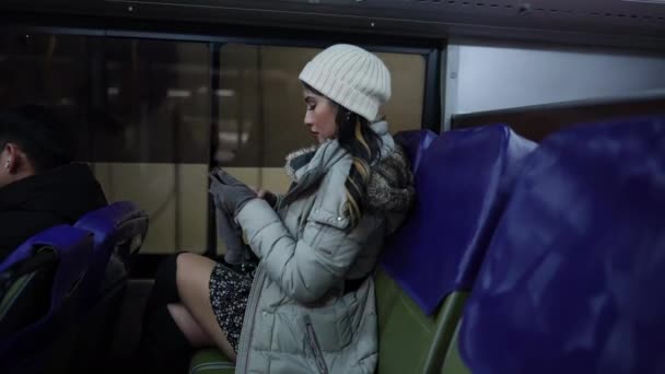 Zeitlupenvideo Einer Philippinischen Frau Ihren Zwanzigern Die Einem Kalten Wintertag — Stockvideo