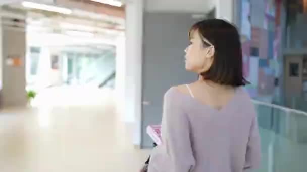 Een Jarige Taiwanese Studente Verblijft Een Prachtige Bibliotheek Aan Een — Stockvideo