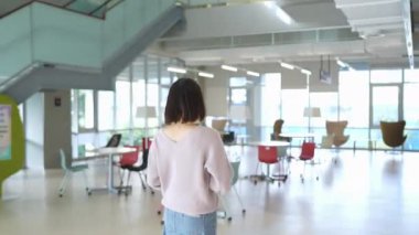 20 yaşında Tayvanlı bir kız öğrenci, Tayvan 'ın Taipei şehrindeki Wenshan Bölgesi' nde güzel bir kütüphanede vakit geçiriyor. 