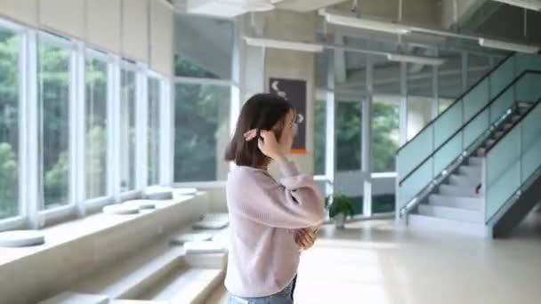 Летняя Тайваньская Студентка Колледжа Проводит Время Красивой Библиотеке Университете Районе — стоковое видео