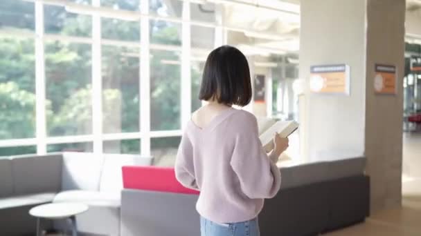 Річна Студентка Тайванського Жіночого Коледжу Проводить Час Чудовій Бібліотеці Університеті — стокове відео