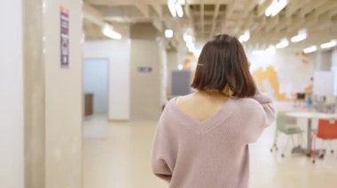 20 yaşında Tayvanlı bir kız öğrenci, Tayvan 'ın Taipei şehrindeki Wenshan Bölgesi' nde güzel bir kütüphanede vakit geçiriyor. 