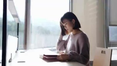 20 yaşında Tayvanlı bir kız öğrenci, Tayvan 'ın Taipei şehrindeki Wenshan Bölgesi' nde güzel bir kütüphanede vakit geçiriyor. 