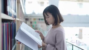 20 yaşında Tayvanlı bir kız öğrenci, Tayvan 'ın Taipei şehrindeki Wenshan Bölgesi' nde güzel bir kütüphanede vakit geçiriyor. 