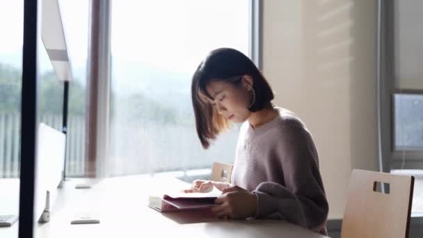 Eine Jährige Taiwanesische Studentin Verbringt Ihre Zeit Einer Schönen Bibliothek — Stockvideo