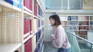 20 yaşında Tayvanlı bir kız öğrenci, Tayvan 'ın Taipei şehrindeki Wenshan Bölgesi' nde güzel bir kütüphanede vakit geçiriyor. 