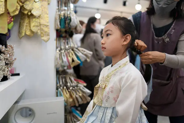 韩国首尔一名身穿汉博克和化装的韩国女孩 — 图库照片