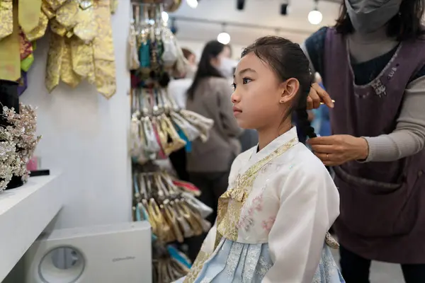 韩国首尔一名身穿汉博克和化装的韩国女孩 — 图库照片
