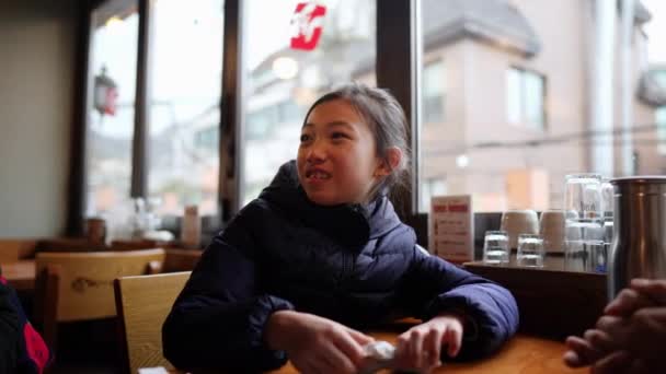 Adolescente Coreana Hambrienta Operando Teléfono Inteligente Esperando Mientras Espera Comida — Vídeos de Stock