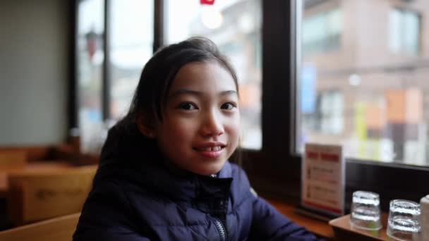 Голодна Корейська Дівчина Підліток Керує Смартфоном Чекає Їжу Ресторані Сеулі — стокове відео