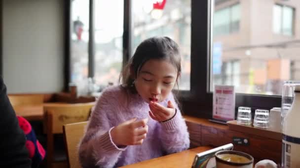 Fată Adolescentă Coreeană Înfometată Care Își Operează Smartphone Așteaptă Timp — Videoclip de stoc