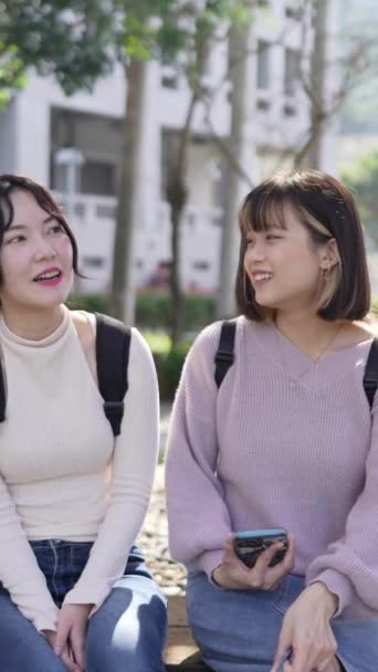 Vídeo Vertical Cámara Lenta Dos Jóvenes Estudiantes Universitarias Taiwanesas Sentadas — Vídeos de Stock