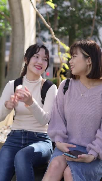 Video Verticale Rallentatore Due Giovani Studentesse Taiwanesi Sedute Una Panchina — Video Stock
