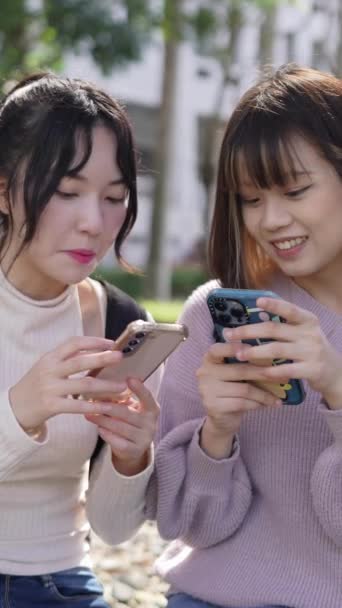 Vertikales Zeitlupenvideo Von Zwei Jungen Taiwanesischen Studentinnen Die Auf Einer — Stockvideo