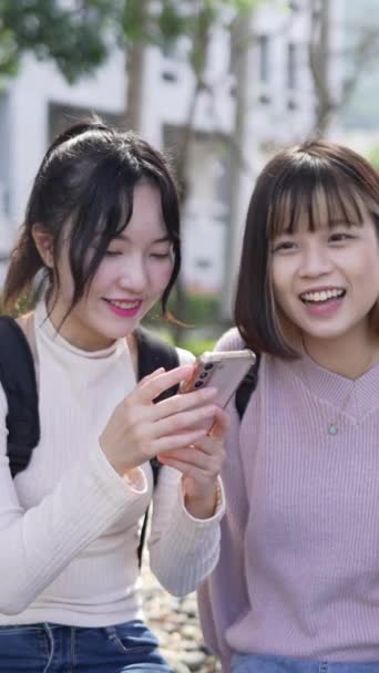 Vídeo Vertical Câmera Lenta Duas Jovens Estudantes Universitárias Taiwanesas Sentadas — Vídeo de Stock