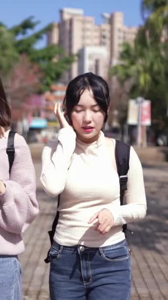 Vídeo Vertical Câmera Lenta Duas Jovens Estudantes Universitárias Taiwanesas Andando — Vídeo de Stock