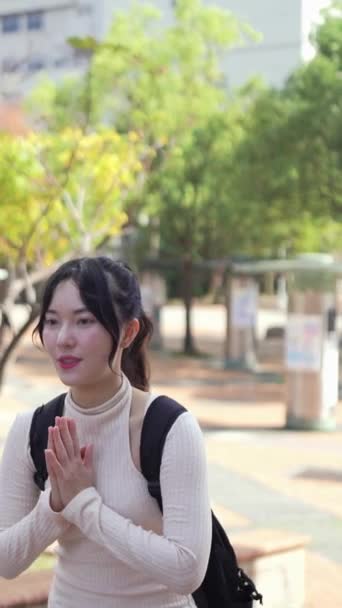 Vertikal Slow Motion Video Med Två Unga Taiwanesiska Kvinnliga Collegestudenter — Stockvideo