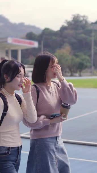 Vertikal Slow Motion Video Med Två Unga Taiwanesiska Kvinnliga Collegestudenter — Stockvideo