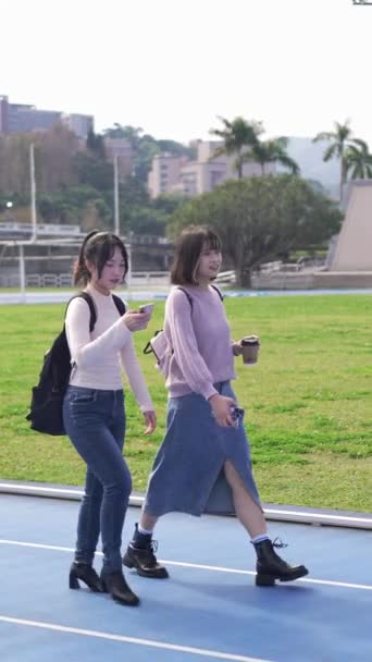 Tayvan Taipei Bir Üniversite Kampüsünde Konuşurken Mutlu Yürüyen Iki Genç — Stok video