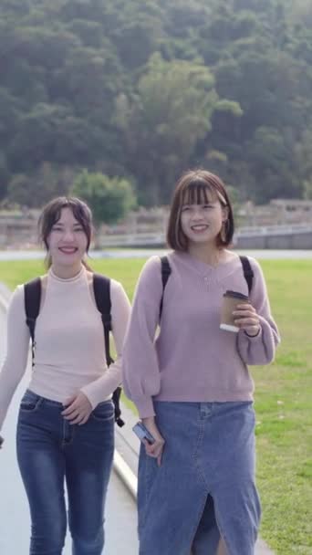 Вертикальное Видео Замедленной Съемки Двух Молодых Тайваньских Студенток Которые Счастливо — стоковое видео