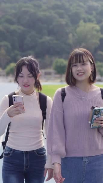 Video Verticale Rallentatore Due Giovani Studentesse Taiwanesi Che Camminano Felici — Video Stock
