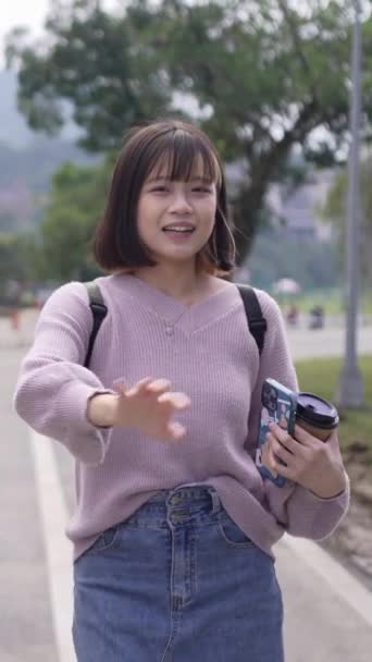 Вертикальне Повільне Відео Двох Молодих Студентів Тайванського Жіночого Коледжу Які — стокове відео