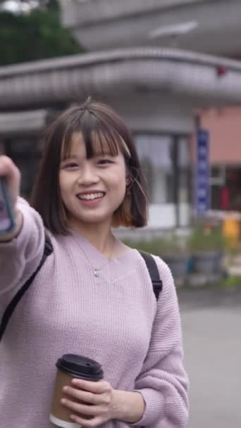 台湾の台北の大学キャンパスで話しながら 台湾の若い女性大学生2人の垂直なスローモーションビデオ — ストック動画