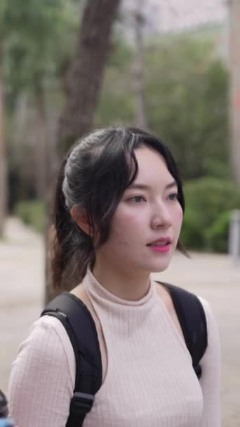 Pionowy Filmik Dwoma Młodymi Tajwańskimi Studentkami Chodzącymi Szczęśliwie Podczas Rozmowy — Wideo stockowe