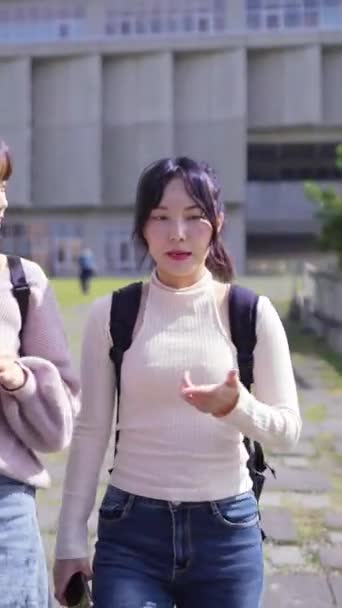 Video Vertical Dos Jóvenes Estudiantes Universitarias Taiwanesas Caminando Felizmente Mientras — Vídeo de stock