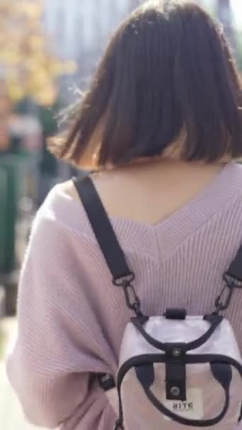 Une Vidéo Verticale Deux Jeunes Étudiantes Taïwanaises Marchant Joyeusement Sur — Video