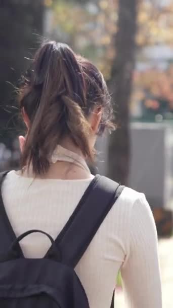 Video Vertical Dos Jóvenes Estudiantes Universitarias Taiwanesas Caminando Felizmente Mientras — Vídeos de Stock
