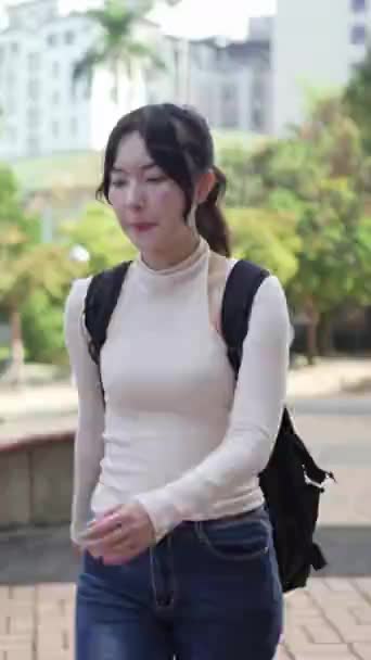 Lodret Video Unge Taiwanesiske Kvindelige Universitetsstuderende Der Går Lykkeligt Mens – Stock-video