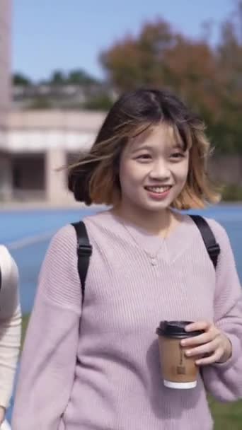 Lodret Video Unge Taiwanesiske Kvindelige Universitetsstuderende Der Går Lykkeligt Mens – Stock-video