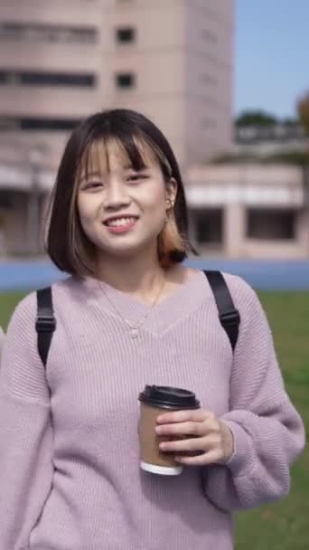 Вертикальне Відео Двох Молодих Тайванських Студенток Коледжу Які Щасливо Ходять — стокове відео