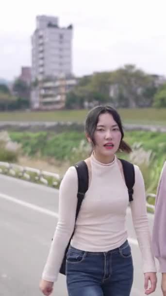 Vídeo Vertical Duas Jovens Estudantes Universitárias Taiwanesas Caminhando Alegremente Enquanto — Vídeo de Stock