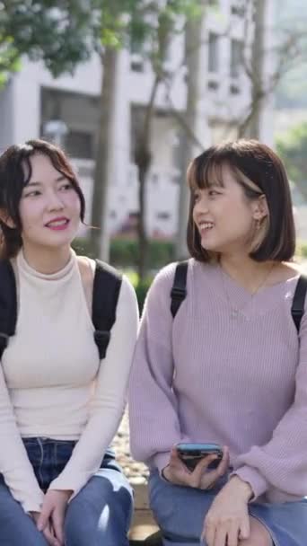 Vertikal Video Med Två Unga Taiwanesiska Kvinnliga Högskolestudenter Som Gladeligen — Stockvideo