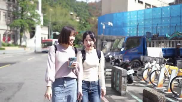 Vídeo Cámara Lenta Dos Estudiantes Universitarias Taiwanesas Unos Años Caminando — Vídeos de Stock