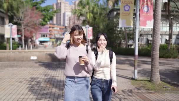 Filmik Dwoma Tajwańskimi Studentkami Wieku Lat Spacerującymi Podczas Rozmowy Kampusie — Wideo stockowe