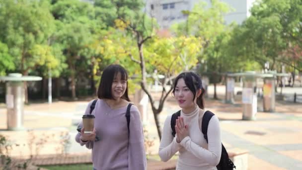 Tayvan Taipei Şehrinde Bir Üniversite Kampüsünde Konuşan Yaşlarda Iki Tayvanlı — Stok video