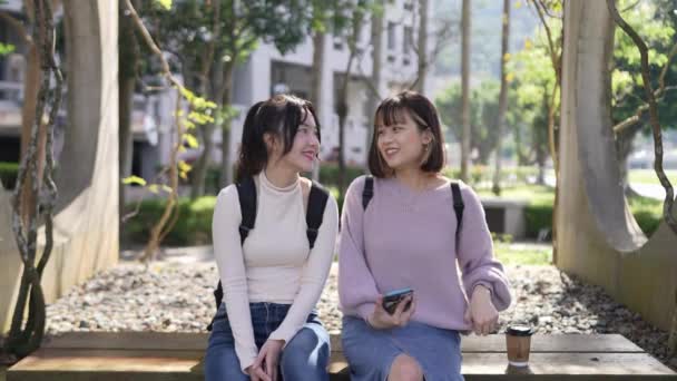 Filmik Dwoma Tajwańskimi Studentkami Wieku Lat Siedzącymi Kampusie Uniwersyteckim Taipei — Wideo stockowe