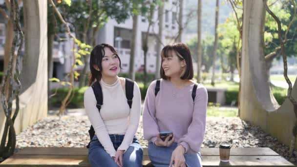 Медленное Видео Двух Тайваньских Студенток Возрасте Лет Сидящих Университетском Городке — стоковое видео