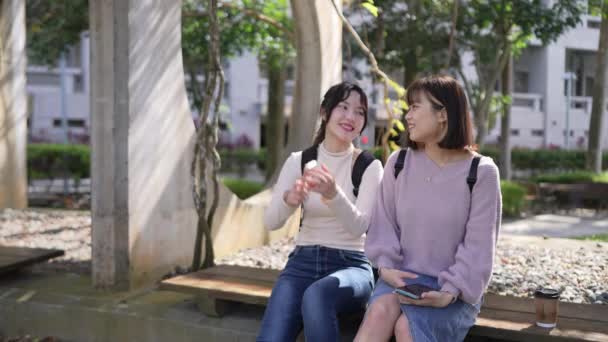 Lambat Gerak Video Dari Dua Taiwan Perempuan Mahasiswa Berusia Duduk — Stok Video